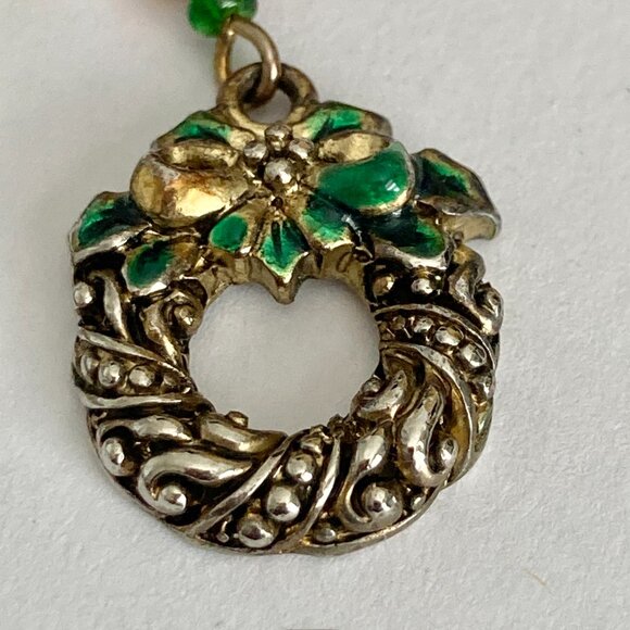 Vintage Christmas Wreath Dangle Charm Earrings Gold Tone Enamel Red Bead Post - Picture 9 of 12